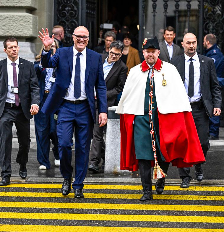 Bundesrat Martin Pfister in Begleitung des Standesweibels (Quelle: Andreas Busslinger)