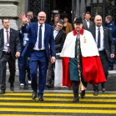 Bundesrat Martin Pfister in Begleitung des Standesweibels (Quelle: Andreas Busslinger)