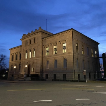 RRGebäude_Abend_SliderJahreskalenderSKA