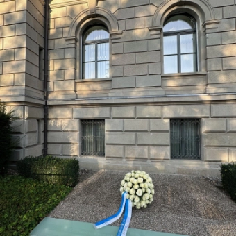 Gedenkstätte «Einschnitt» beim Regierungsgebäude, anlässlich der Gedenkfeier zum Attentat im Regierungsgebäude mit Blumen geschmückt