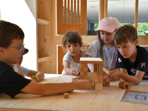 Kinder beim Bauen