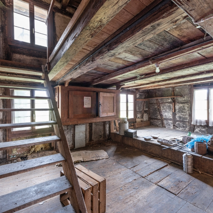 Innenaufnahme Deubühl in Baar mit Treppe hinauf links, Holzboden in der Mitte und rechts Nische 