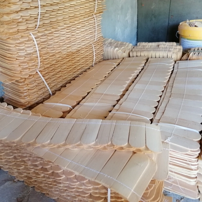 Beige mit den hellbraunen Schindeln für das Dach des Hof Lorzen