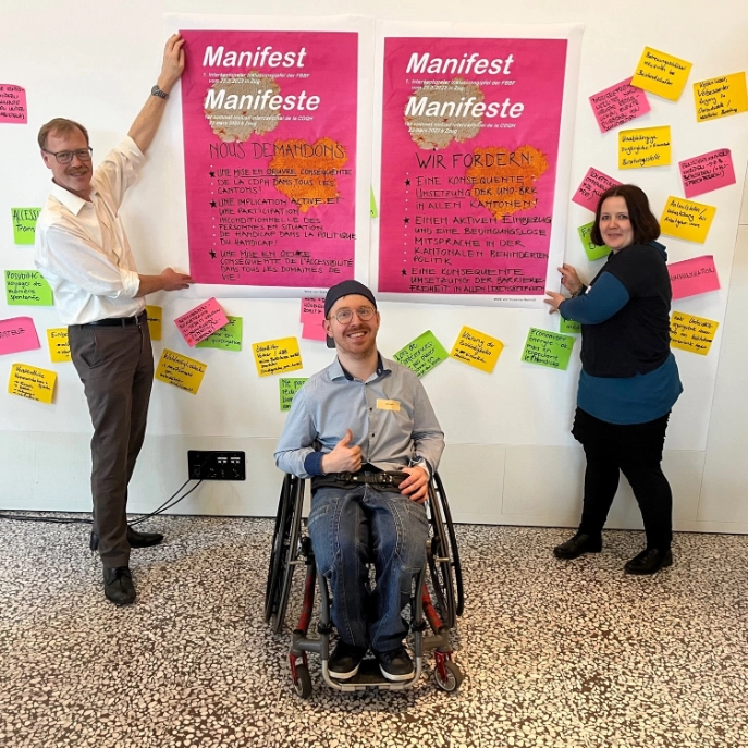 Menschen mit Behinderung überreichen Regierungsrat Andreas Hostettler ein Manifest mit ihren Wünschen und Forderungen für die Politik.