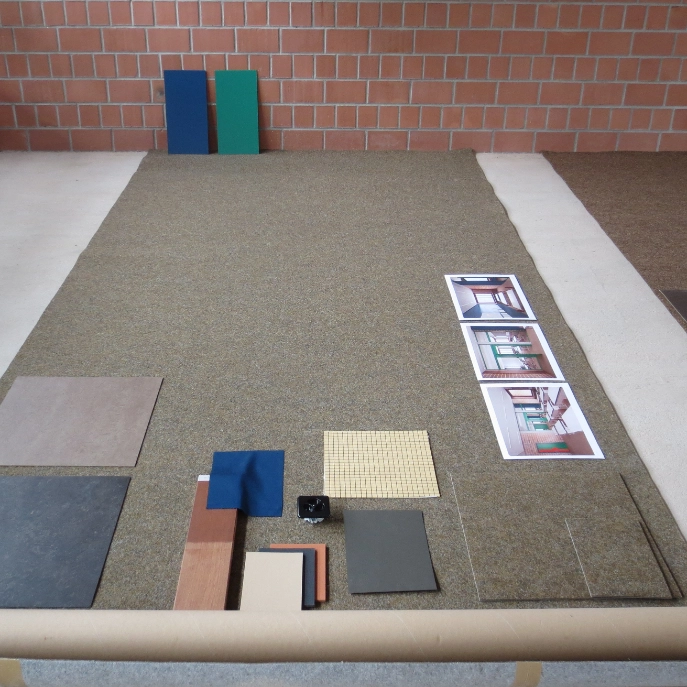 Zimmer im Schulhaus Röhrliberg mit verschiedenen Baumaterialien auf dem Boden. 