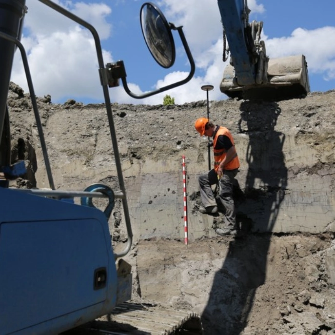 Archäologe überwacht die Baggerarbeiten in der Chollerstrasse in Zug