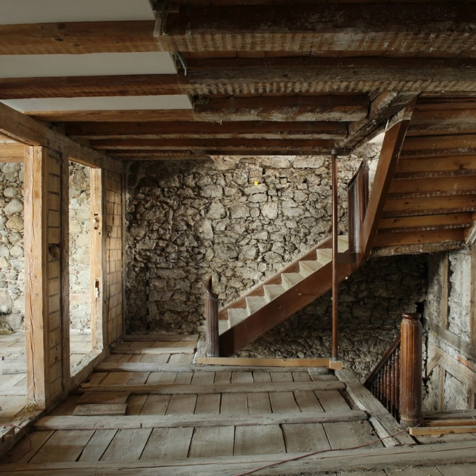 Holztreppenhaus und Holzboden 