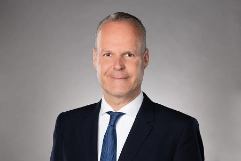 Photo 2: Portrait Stephan Schleiss with tie
