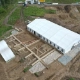 Cham, Äbnetwald. Drohnenaufnahme des Grabungsgeländes mit dem Grabungszelt und den freigelegten römischen Mauern. Amt für Denkmalpflege und Archäologie Zug (David Jecker)