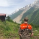 Ein Zivilschützer der ZSO ZG mit Sicht auf den Bergsturz in Blatten (VS)