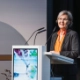 Frau Landammann und Volkswirtschaftsdirektorin Silvia Thalmann-Gut begrüsste die Zuger Berufsbildnerinnen und Berufsbildner im Lorzensaal in Cham. (Bild: Jennifer Pitton)