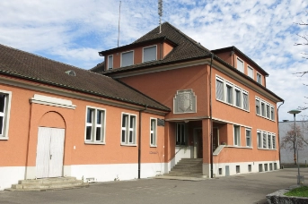 Eingang des Schulhauses in Rotkreuz mit Treppe und Pausenplatz