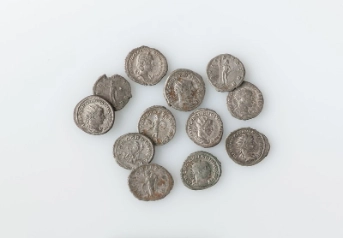 Foto mit 12 römischen, silbernen Münzen