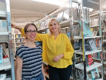 Maria Nätscher und Gudrun Sachse organisieren in Zusammenarbeit mit dem Kantonalen Sozialamt die Living Library in Zug