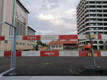 Anblick Portierhaus im Hintergrund, im Vordergrund Abschrankung von Baustelle