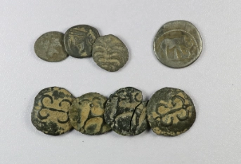 Acht Münzen