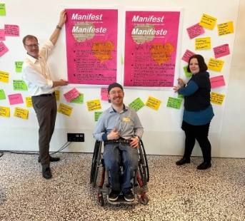Menschen mit Behinderung überreichen Regierungsrat Andreas Hostettler ein Manifest mit ihren Wünschen und Forderungen für die Politik.