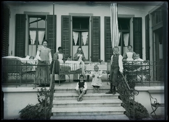 Bild 1: Pflegerinnen und Kinder, Kinderkurheim im Ägerital, ca. 1908. Bild: Fotostudio Bürgi. Quelle: Staatsarchiv Zug, P 132