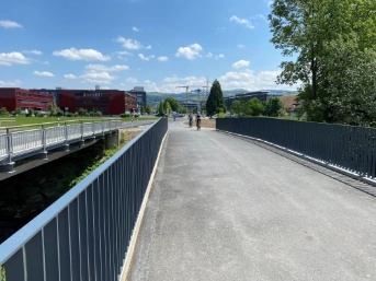 Die neue Brücke bei der Schochenmühlestrasse über die Lorze für den Rad-/Gehwegverkehr.