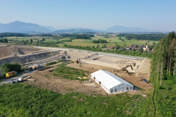 Luftaufnahme der aktuellen Ausgrabung in Cham-Äbnetwald mit Blick auf die Alpen. Unter dem Zelt befindet sich ein Teil des römischen Gebäudes. (Foto: ADA Zug, David Jecker)