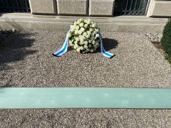 Gedenkstätte «Einschnitt» beim Regierungsgebäude, anlässlich der Gedenkfeier zum Attentat im Regierungsgebäude mit Blumen geschmückt