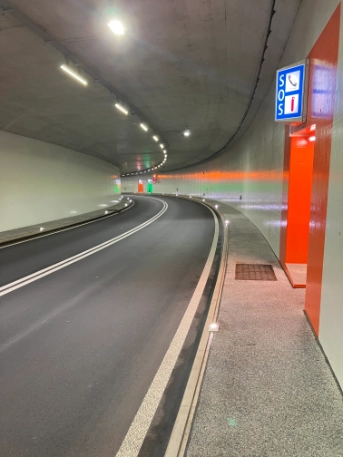 Im Tunnel Geissbüel in Baar, der zur Tangente Zug/Baar gehört, sind verschiedene technische Anlagen installiert. Diese werden jährlich geprüft.
