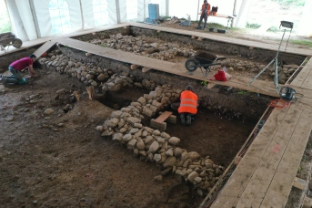 Cham, Aebnetwald. Blick auf die Fundamentreste von zwei Räumen innerhalb der weitläufigen, römischen Mauerbefunde. Foto ADA ZG, David Jecker.