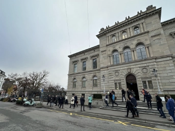 Kantonsratsmitglieder verlassen während der Evakuierungsübung das Zuger Regierungsgebäude