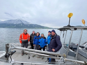 Das Team bei der Wasserung der Unterwasserkamera im Zugersee. Von links: Roman Keller (Abteilungsleiter Fischerei und Jagd, Kanton Zug), Paul Roberts (University of California, San Diego), Marta Reyes (Eawag), Stephanie Merkli (Eawag), Christian Ebi (Eawag), René Chavanne (Chavanne Yacht & Bootswerft GmbH), (Bild: Kanton Zug)