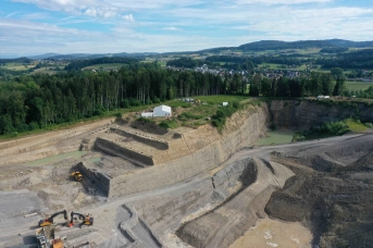 Cham-Äbnetwald, archäologische Rettungsgrabung. Luftaufnahme der aktuellen Ausgrabung mit der Kiesgrube (Risi AG) im Vordergrund. Unter dem Festzelt befindet sich ein Teil eines grossen römischen Gebäudekomplexes. (Foto ADA Zug, David Jecker)