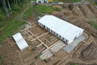 Cham, Äbnetwald. Drohnenaufnahme des Grabungsgeländes mit dem Grabungszelt und den freigelegten römischen Mauern. Amt für Denkmalpflege und Archäologie Zug (David Jecker)