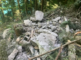 Bild 3 Gesprengter Felsblock oberhalb Seeweg