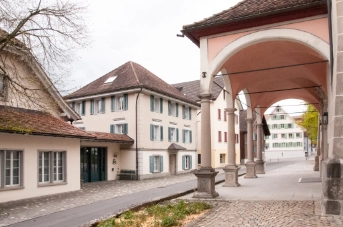 Bild 1: Ein geführter Spaziergang mit Fachleuten der Denkmalpflege und einem Architekten durch den Dorfkern von Unterägeri. Foto: Amt für Denkmalpflege und Archäologie Kanton Zug