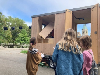 Bild 6: Das BaukulturMOBIL des Vereins LabforKids lädt Kinder und Jugendliche dazu ein, Baukultur auf spielerische Weise zu erleben. Foto: Barbara Windholz, LabforKids