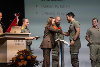 Beförderung der Kader durch Regierungsrätin Laura Dittli