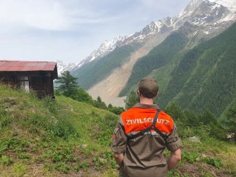 Ein Zivilschützer der ZSO ZG mit Sicht auf den Bergsturz in Blatten (VS)
