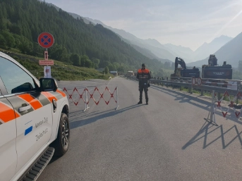 Zutrittskontrolle bei der Hauptverbindungsstrasse zwischen Kippel und Blatten
