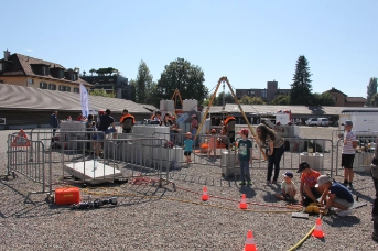 Die drei Posten Hebekissen mit Betonplatte, Flaschenzugsystem mit Schleifkorbtrage und Seilzugapparate