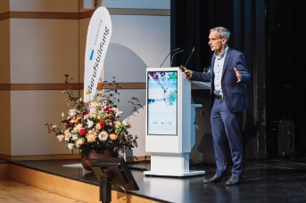 Prof. Dr. Mathias Binswanger referierte zur kontrovers diskutierten Frage «Mittelmässige Akademiker statt gute Praktiker?» (Bild: Jennifer Pitton)