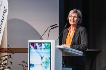 Frau Landammann und Volkswirtschaftsdirektorin Silvia Thalmann-Gut begrüsste die Zuger Berufsbildnerinnen und Berufsbildner im Lorzensaal in Cham. (Bild: Jennifer Pitton)