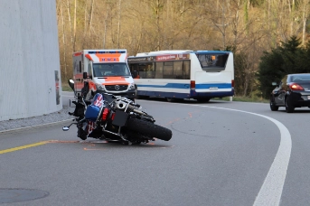 Motorradfahrer prallt in Linienbus