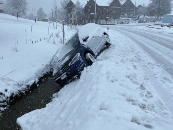 Mehrere Unfälle auf schneebedeckten Strassen