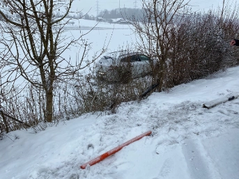 Unfälle und Verkehrsbehinderungen wegen Schneefall