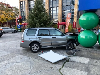 Auto prallt in Kunst-Skulptur