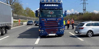 Kollision zwischen Auto und Lastwagen