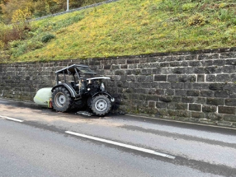 Traktor fährt in Mauer - niemand verletzt