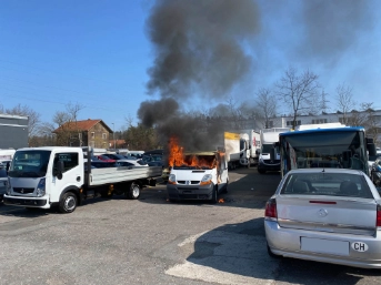 Lieferwagen in Vollbrand