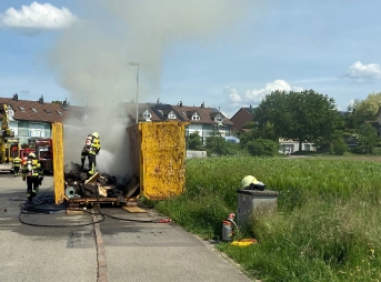 Abfallcontainer in Brand geraten