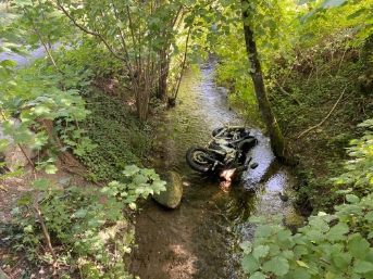 Motorrad landet nach Kollision in Alter Lorze