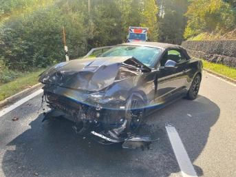 Auto prallt in Steinmauer